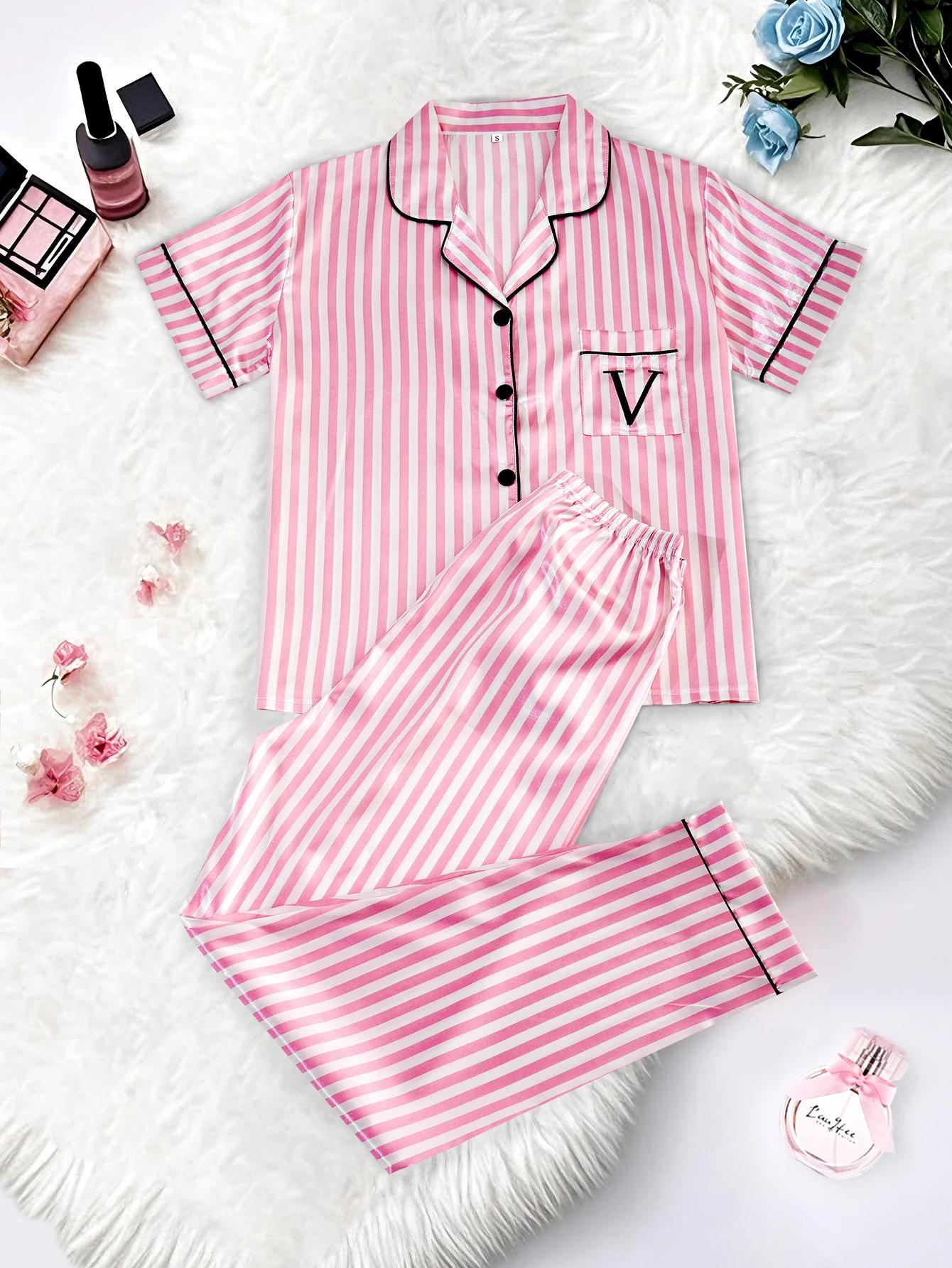 Conjunto de pijama clássico listrado com estampa de bolso e letras de manga curta e calças compridas, roupa de dormir de cetim com gola de lapela e detalhes de botão