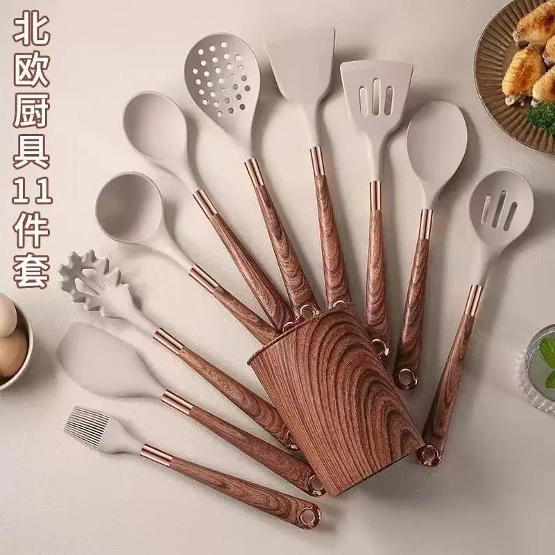Novo conjunto de utensílios de cozinha de silicone conjunto de 11 peças banhado a ouro alça de grão de madeira antiaderente pan colher de cozinha conjunto de dez peças em estoque